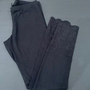 hue leggings with lace detail at ankle